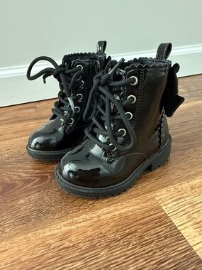 Toddler Girls Black Combat Boots with Bow Back - size 5